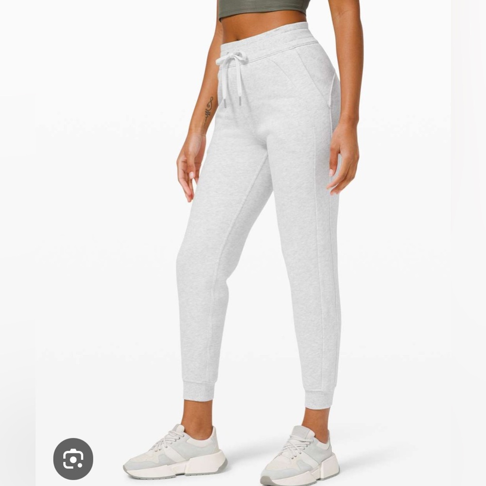 Lululemon Scuba High-Rise Jogger gray 
*Fleece 28"SZ 4 Womens